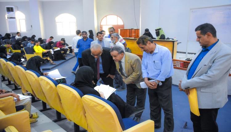 رئيس جامعة عدن يتفقد سير امتحانات المفاضلة  بكليتي الصيدلة والتمريض