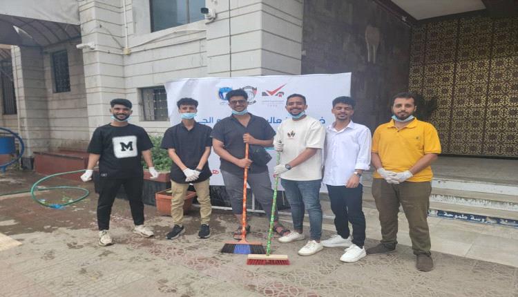 طلاب كلية طب الأسنان ينظمون حملة نظافة وتشجير ضمن أسبوع الجودة