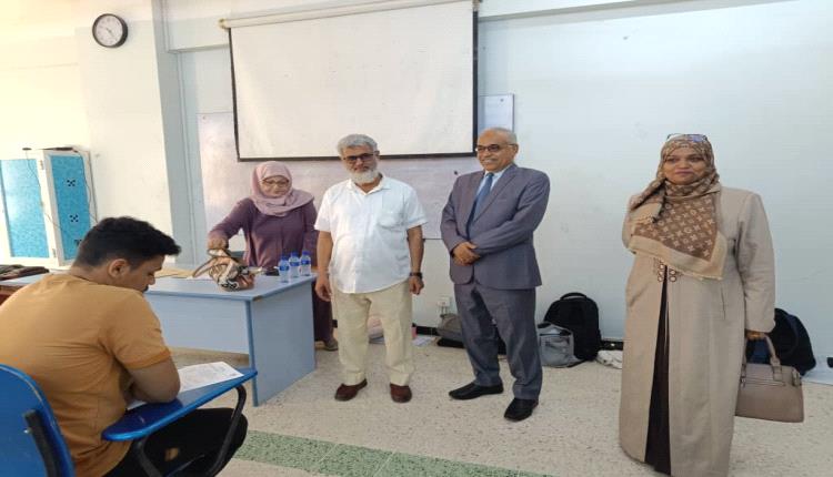 العطاس يتفقد سير امتحانات الفصل الدراسي الأول بكلية الصيدلة