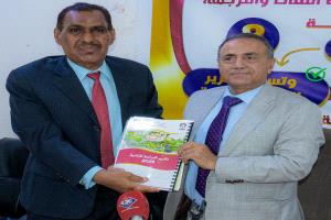 كلية اللغات تسلم رئيس جامعة عدن تقرير الدراسة الذاتية وتستكمل متطلبات الاعتماد الأكاديمي