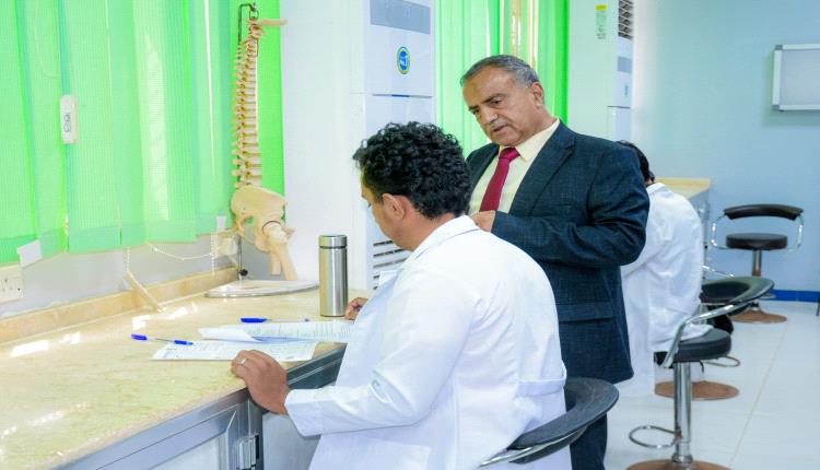 رئيس جامعة عدن يتفقد سير امتحانات الفصل الثاني بكلية الطب