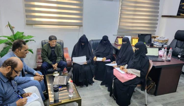 حلقة نقاش في كلية اللغات بجامعة عدن حول استخدام تطبيقات جوجل في إعداد استمارات التقييم