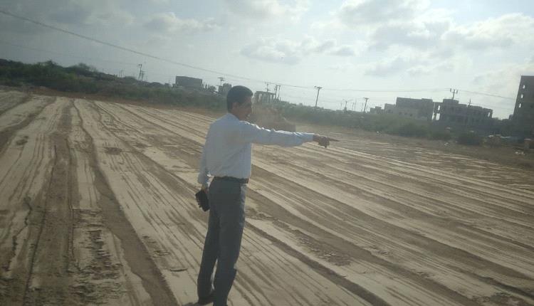 لتمكين الطلاب من إبراز مهاراتهم وحرصًا على سلامتهم… كلية الحقوق عدن تنفذ عملية مسح وتسوية لملعب الكلية