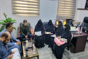 حلقة نقاش في كلية اللغات بجامعة عدن حول استخدام تطبيقات جوجل في إعداد استمارات التقييم