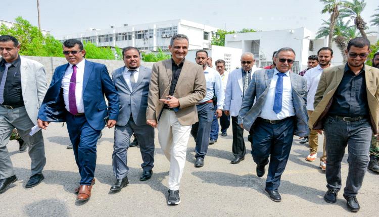 وزير الدولة محافظ العاصمة عدن ورئيس جامعة عدن يتفقدان امتحانات المفاضلة بكلية طب الأسنان