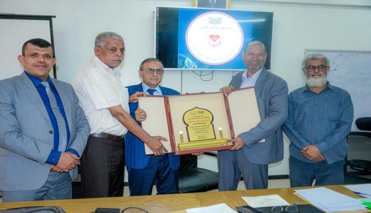 تقديرًا لدعمهم المستمر،، المجلس الطبي يكرم رئيس جامعة عدن وعمداء الكليات الطبية