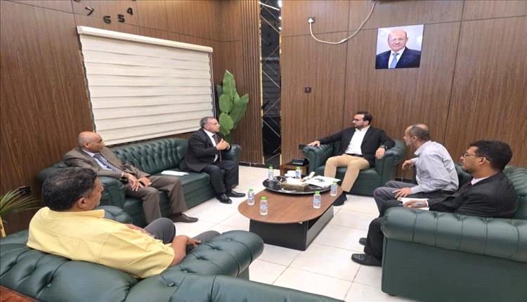 وزير الخدمة المدنية ورئيس جامعة عدن يناقشان أوضاع الكادر الأكاديمي والإداري وملف العلاوات والتسويات