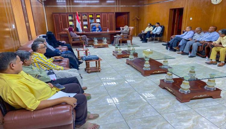 رئيس جامعة عدن يناقش تطوير الأداء الإداري وتعزيز كفاءة العمل المؤسسي