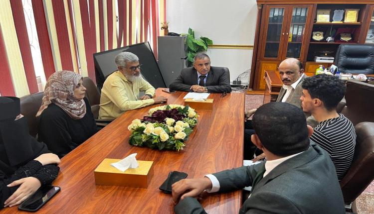 رئيس جامعة عدن يلتقي فريق كلية الصيدلة المشارك في مسابقة المهارات السريرية (SIPHA 2026)