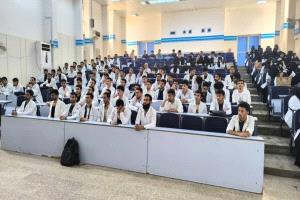كلية الطب والعلوم الصحية بجامعة عدن تعزز وعي طلابها بثقافة الجودة والاعتماد الأكاديمي