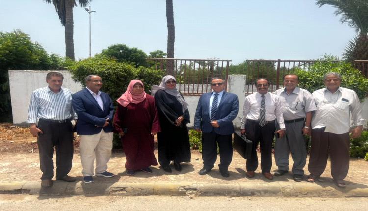 رئيس جامعة عدن يبحث مشروع إعادة تأهيل مقبرة شهداء الجامعة
