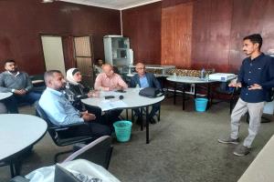 جامعة عدن تحتضن مناقشة علمية لابتكار «روبوت لتنظيف الألواح الشمسية»