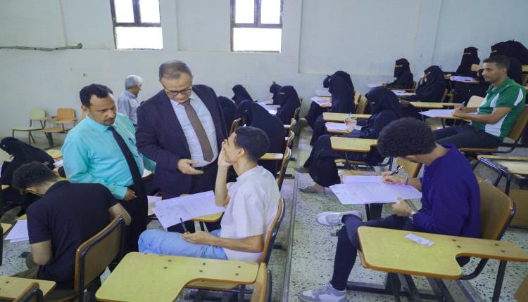 رئيس جامعة عدن يتفقد امتحانات العلوم الإدارية ويؤكد: الجودة تصنع مستقبل الخريجين