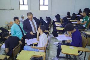 رئيس جامعة عدن يتفقد امتحانات العلوم الإدارية ويؤكد: الجودة تصنع مستقبل الخريجين