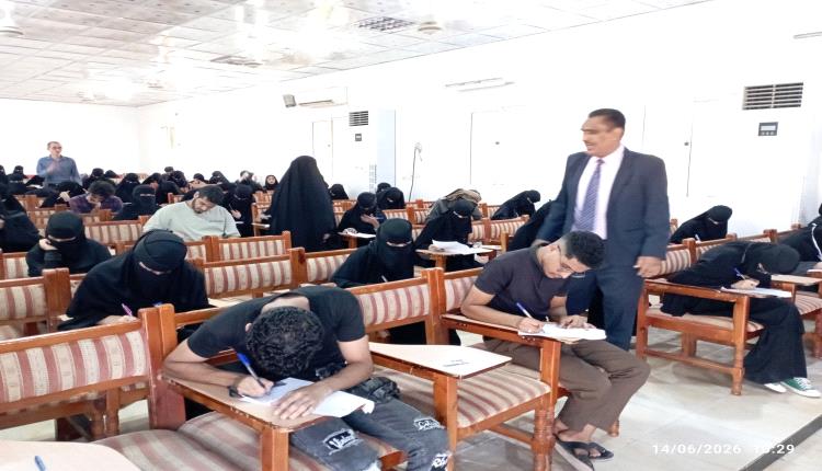 في جامعة عدن.. عميد اللغات والترجمة يتابع سير الامتحانات ويؤكد جاهزية الكلية