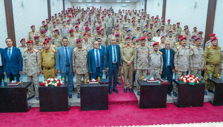 رئيس جامعة عدن يشارك في استقبال الدفعة الـ18 قيادة وأركان ويُكرَّم بدرع الأكاديمية العسكرية العليا