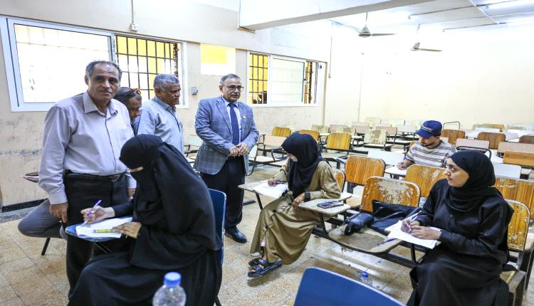 رئيس جامعة عدن يتفقد امتحانات كلية الإعلام