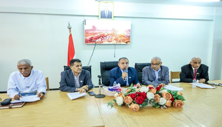 مجلس جامعة عدن يكرم مؤسسة حضرموت تنمية بشرية ويختار الموظف المثالي