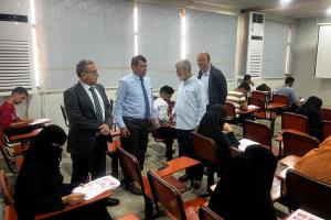 رئيس جامعة عدن يتفقد سير الامتحان العملي النهائي بكلية طب الأسنان