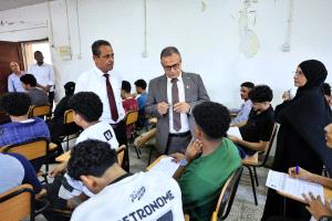 رئيس جامعة عدن يتفقد سير الامتحانات بكلية الحاسوب وتكنولوجيا المعلومات
