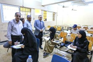 رئيس جامعة عدن يتفقد امتحانات كلية الإعلام