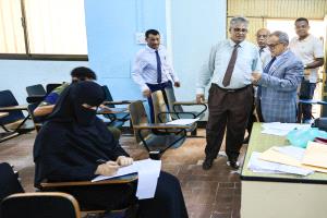 رئيس جامعة عدن يتفقد سير الامتحانات بكلية الآداب