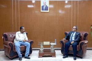 رئيس جامعة عدن يبحث مع جمعية العون المباشر تعزيز الشراكة وتطوير برنامج المنح التعليمية للطلاب الأشد احتياجًا