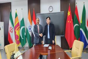 الأحمدي يعزز التعاون الطبي الدولي لجامعة عدن مع داليان الصينية