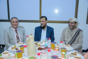 على شرف المحافظ.. السلطة المحلية تقيم إفطارًا جماعيًا لمجلس جامعة عدن