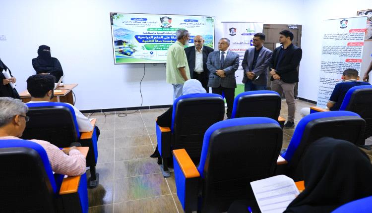 رئيس جامعة عدن يتفقد امتحانات المفاضلة على منح «صلة» بمركز الدراسات البيئية والمناخية