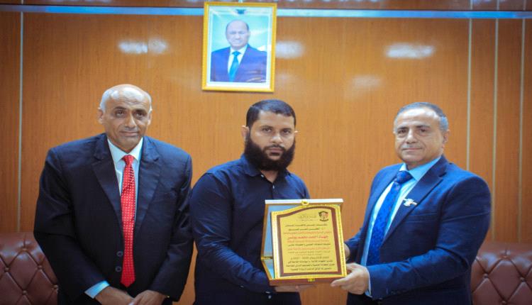 جامعة عدن تكرّم الباحث جهاد يونس لتحقيقه المرتبة الأولى يمنياً والـ120 عالمياً في الدوال الرياضية