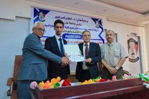 كلية الاقتصاد بجامعة عدن تكرّم طالبها الفائز بجائزة التعاون الدولي في مونديال الأمن المالي بروسيا