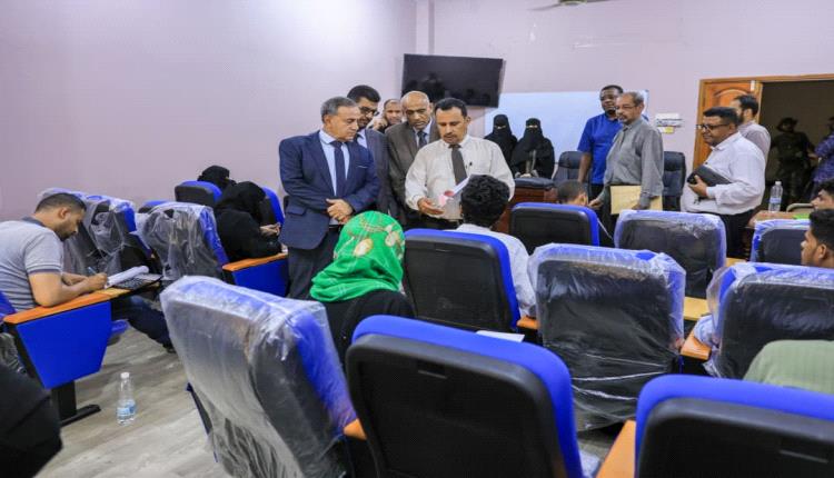 رئيس جامعة عدن يتفقد امتحانات مفاضلة الماجستير ويبحث استحداث دكتوراه المحاسبة في العلوم الإدارية