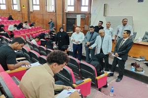 نائب رئيس جامعة عدن يتفقد سير امتحانات المفاضلة بكلية الحقوق