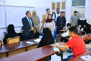 رئيس جامعة عدن يتفقد سير امتحانات المفاضلة بكلية التمريض