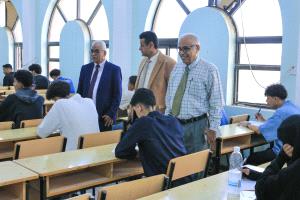نائب رئيس جامعة عدن لشؤون الطلاب يتفقد سير امتحانات المفاضلة بكلية الاقتصاد